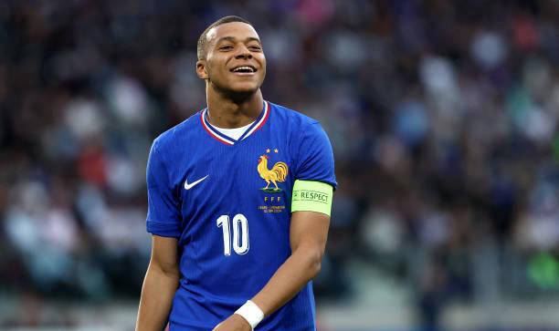 姆巴佩独中三元,法国队3-0力擒卢森堡,领先双王一步