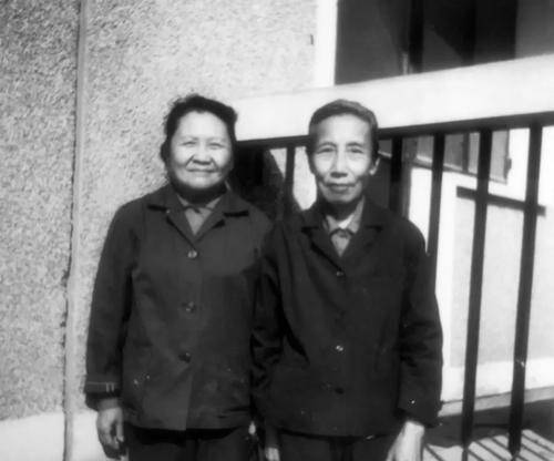 离婚24年,前夫妻子自杀,想复合前夫另娶她人,她77岁黯然离世