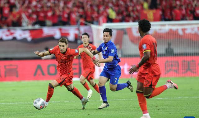 当时,中国男足带着亚洲杯亚军头衔参赛,由主教练曾雪麟率领,阵容包括