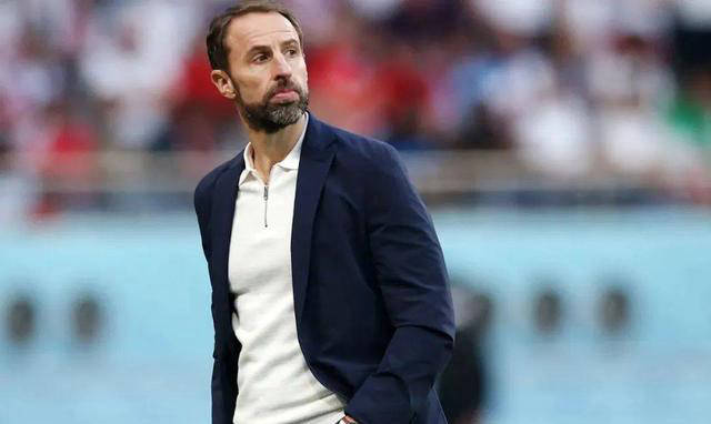 斯通斯和沃克来自曼城,卢克-肖来自曼联,特里皮尔来自纽卡斯尔,尽管