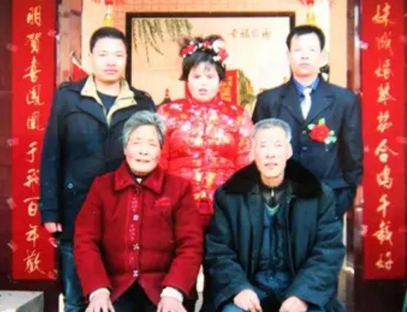 88年陕西农民捡到坑面女婴,哥哥赚钱为她整容,变美后她嫁给哥哥
