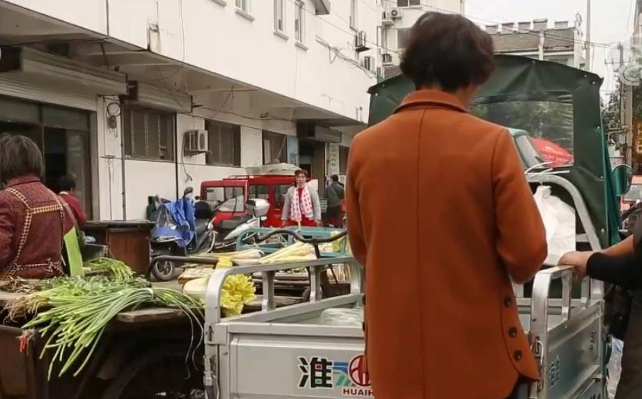 男人与妻子生活二十多年,妻子去世后,才发现她是别人的老婆