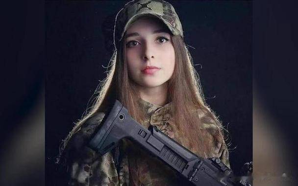 俄乌战场现未成年女狙击手,战争的残酷远超想象