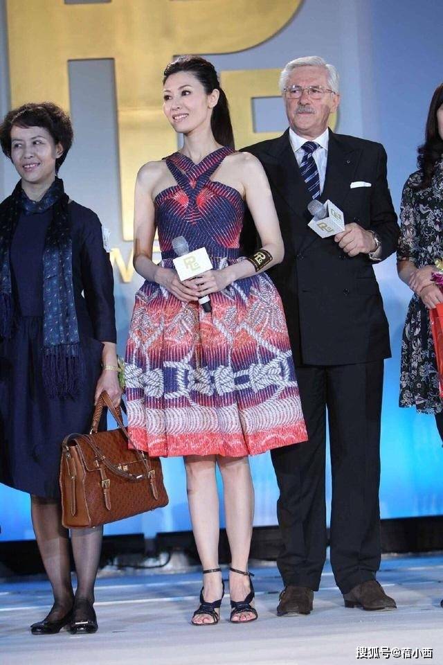 李嘉欣不愧是豪门太太,穿蕾丝大露背连衣裙,想露又不露真撩人