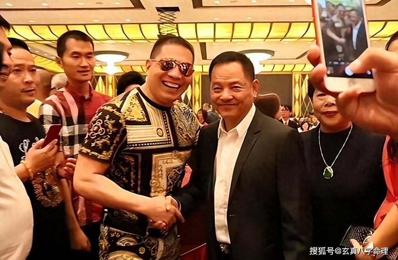 张井生儿子豪华大婚,劳斯莱斯直升机助兴,网友热议!