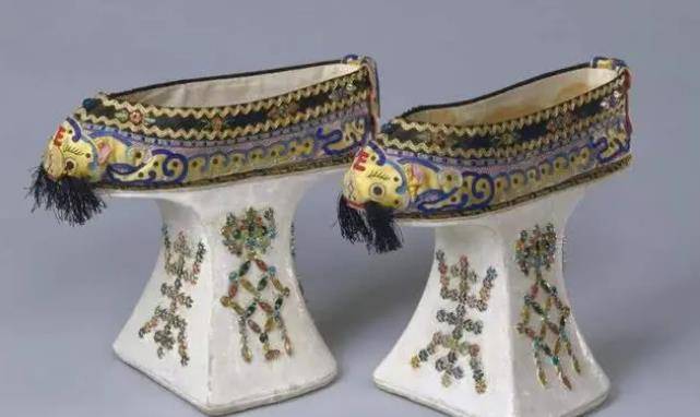 清朝嫔妃所穿的花盆底鞋,不只是为了美观,更是为方便皇帝