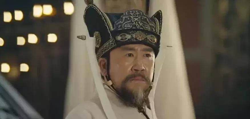 贾南风的父亲叫贾充,爷爷叫贾逵,曹操去世时,丧礼就是贾逵操办的,可见