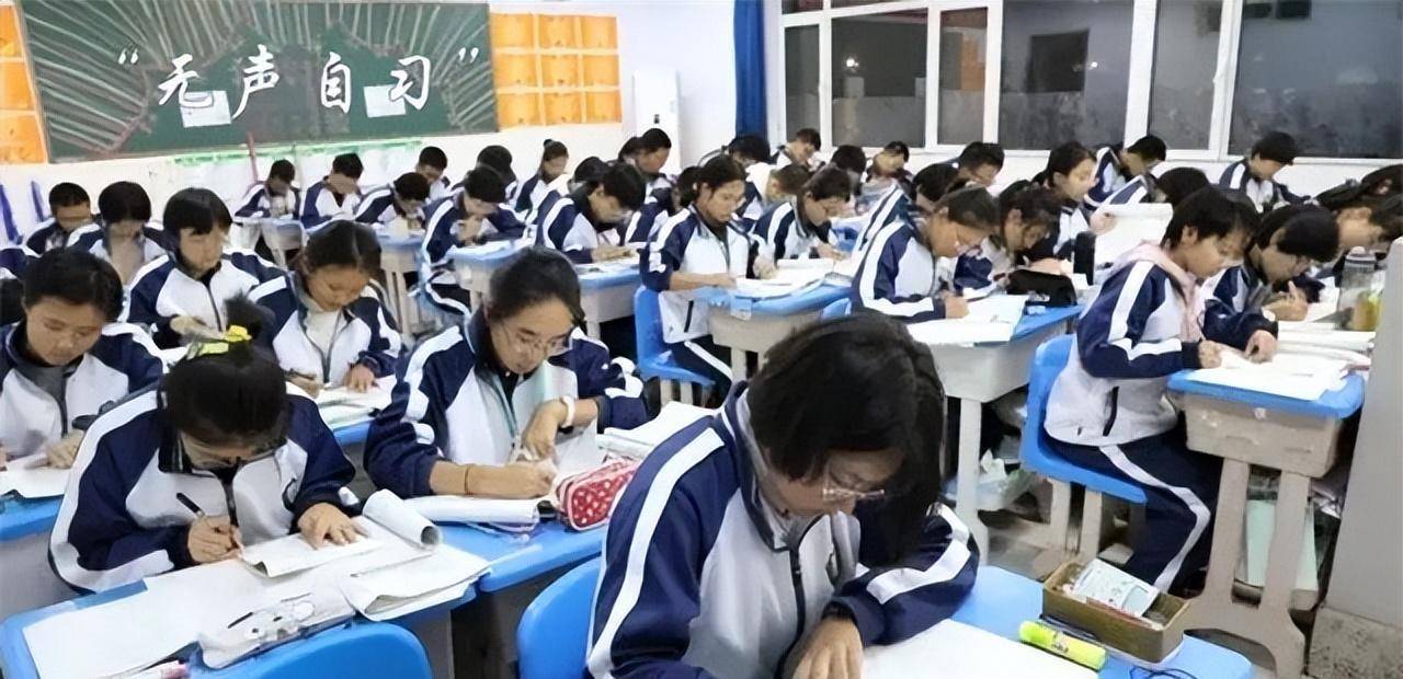 有些高三的学生会学习到12点半才离开教室,然后飞奔到食堂,拿起一个