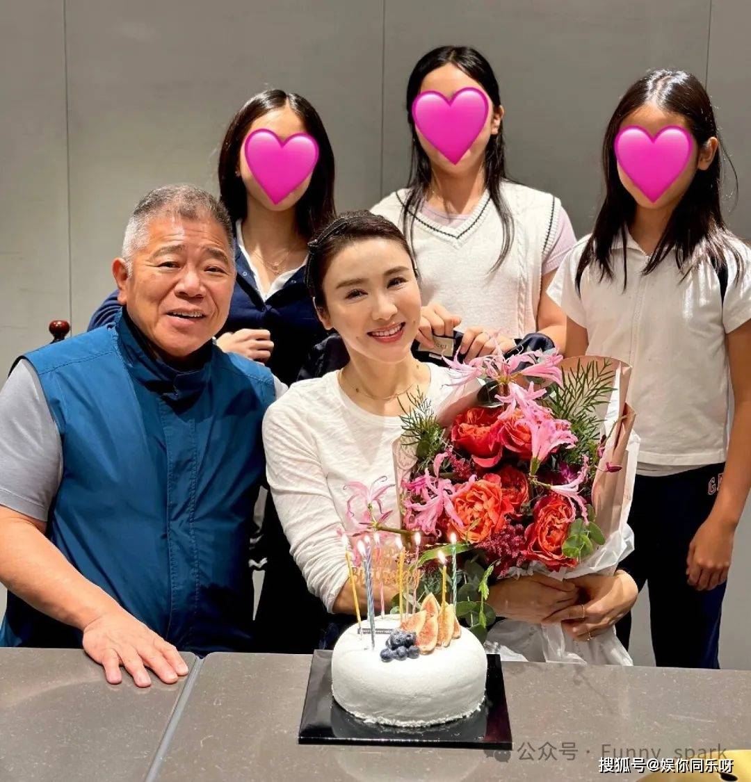 54岁黎姿与三个女儿同框,穿搭时髦不像母女像姐妹!