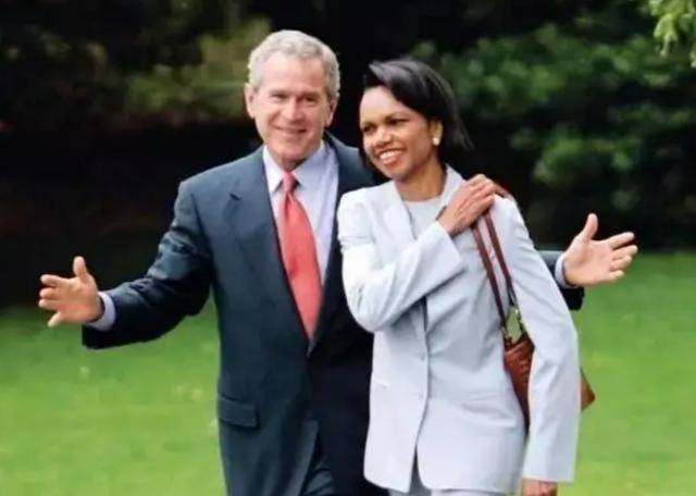 美国女政客让多国元首着迷,小布什都离不开她,现68岁依旧未婚
