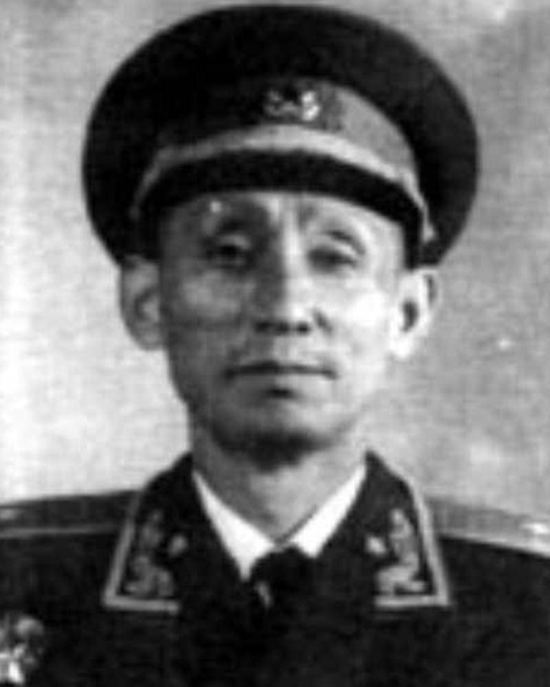 他两度担任空军副司令,65岁主动退居二线,成为空军的第一个顾问