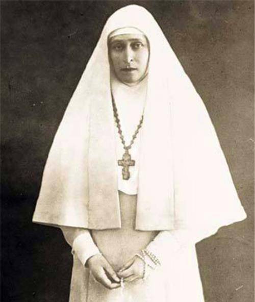 1920年,伊丽莎白的遗体经过哈尔滨运到了北京,安葬在了安定门外东正教