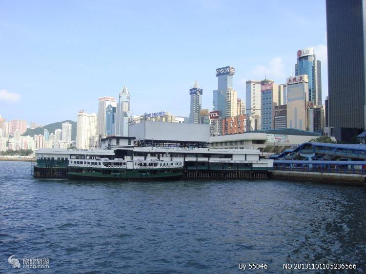 登上太平山顶,俯瞰维多利亚港的绝美景色,仿佛置身于一幅流动的画卷之