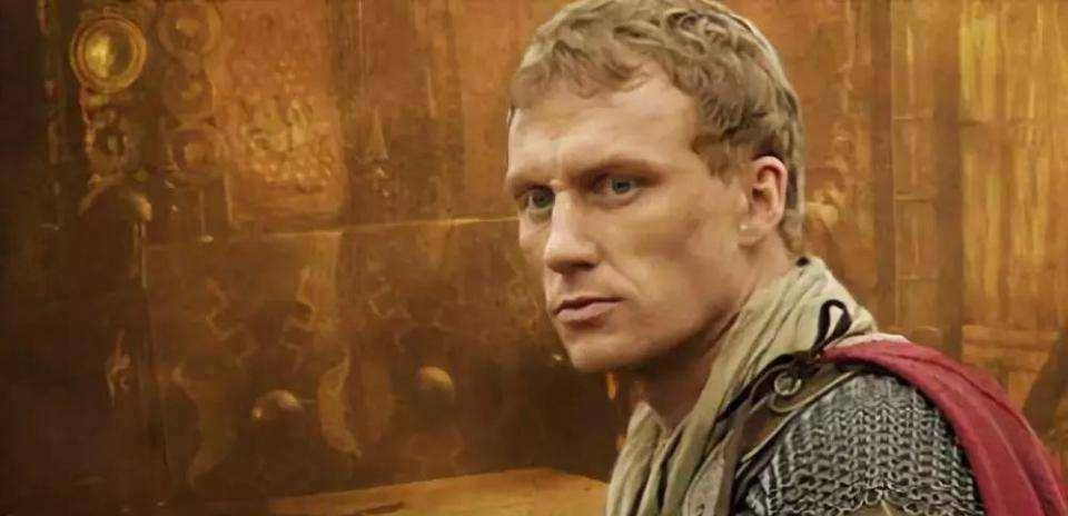 安东尼也许被美人冲昏了头脑,他竟然丢下军队去追艳后,三军无主,乱作