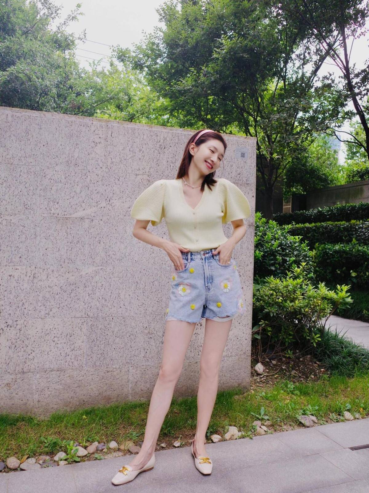 37岁江疏影带火了一种新穿法:皮马甲 大妈裤,时髦显瘦又洋气