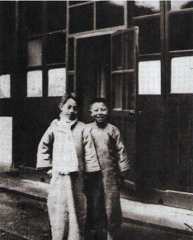 这样的评价,可能张爱玲早已忘记弟弟曾和她同分过一颗糖果的童年.