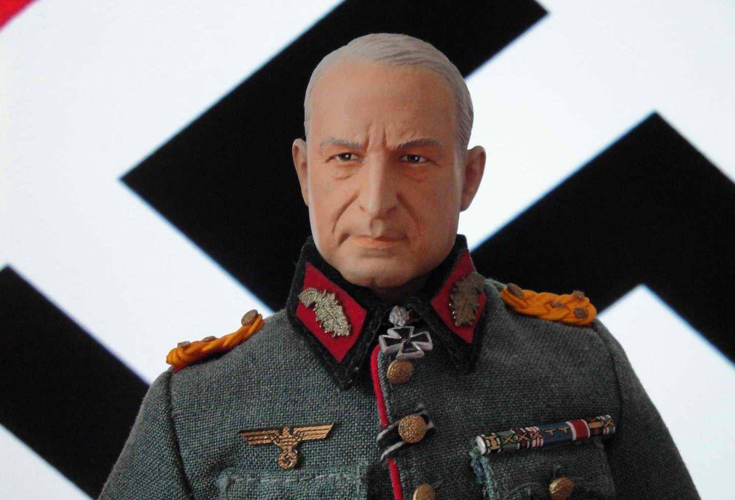 参谋长,提出以装甲部队经阿登地区入侵法国的作战计划,为希特勒所采纳