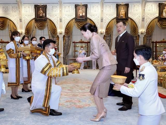 苏提达王后容光焕发,一袭裸色礼服温柔入骨,在外交场合表现完美