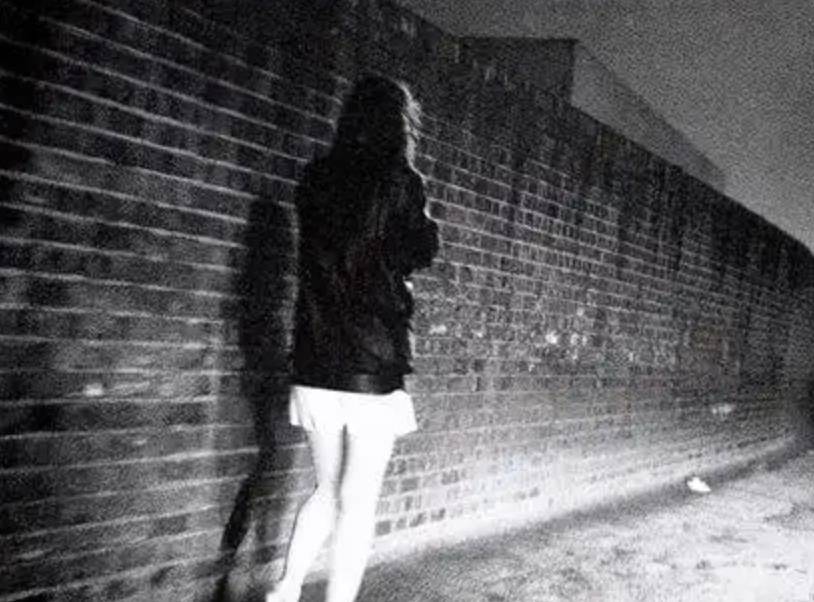 他是这家酒店有和法国黑社会联系的内部间谍,这些人每天都通过入住