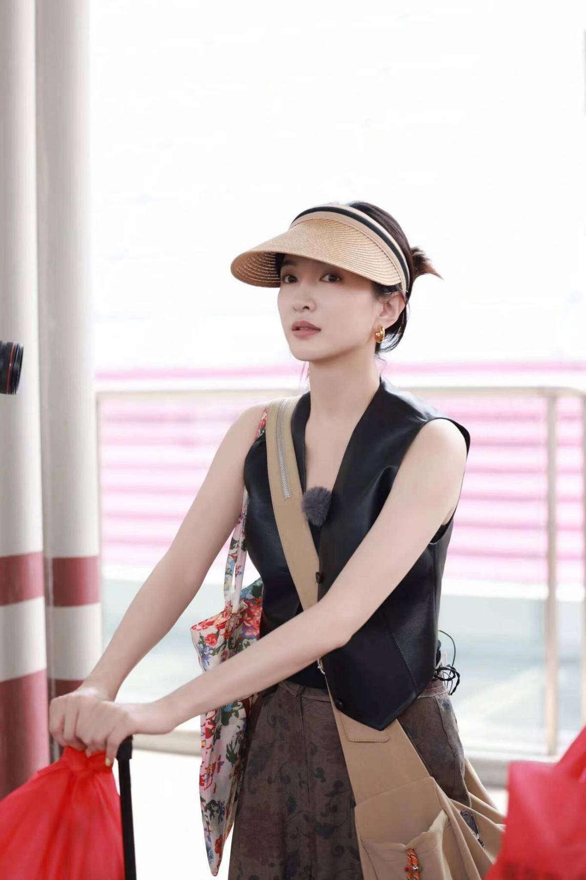 37岁江疏影带火了一种新穿法:皮马甲 大妈裤,时髦显瘦又洋气