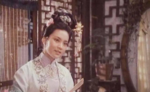 杜十娘死前怒扔百宝箱,并非因为李甲抛弃她,更多的是一种无奈