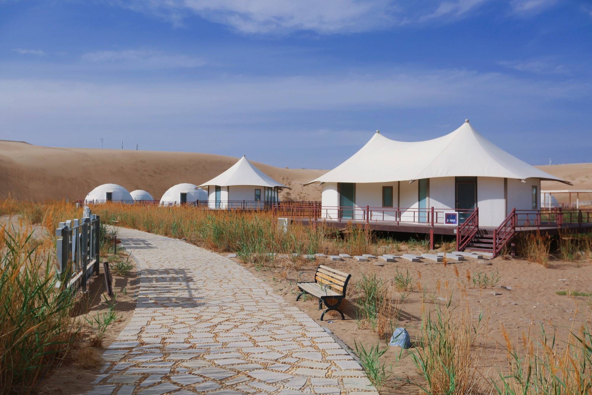 武威有一座摘星小镇,是一处大漠中的野奢地,充满了乐趣和神秘