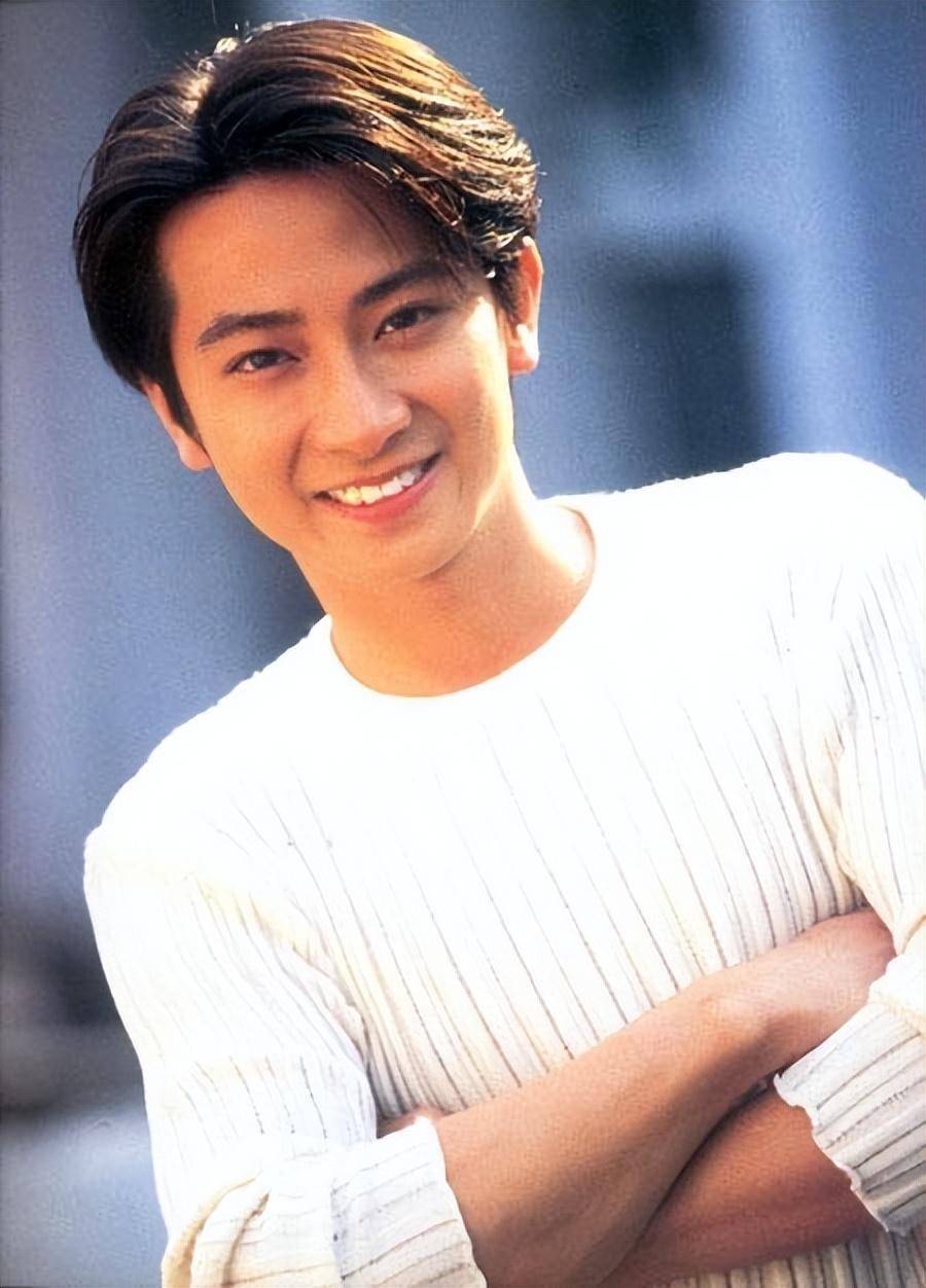 1992年,上大三的他凭借自己的原创《阑珊夜》,吸引了各大公司的注意.