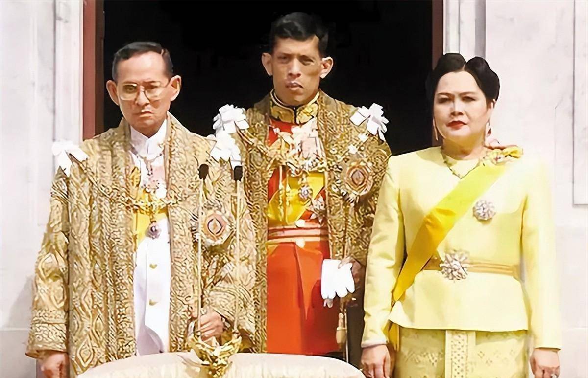 1988年戴安娜访问泰国,泰王嫌弃妻子肥胖不让出镜,妻子记恨至今