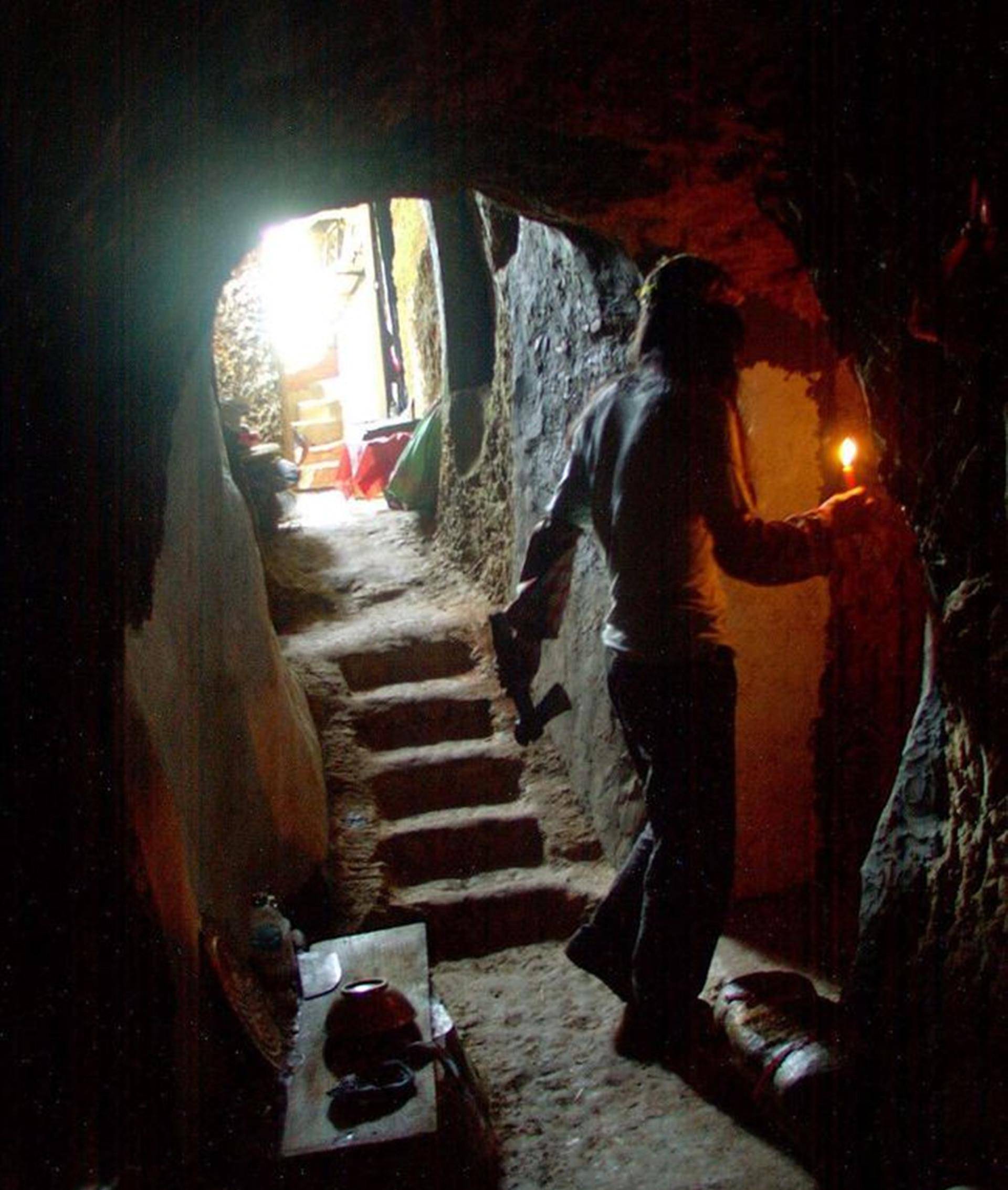 藏身大山21年,凿出"三室一厅",如今67岁仍然单身_余水芳_上田村_野人