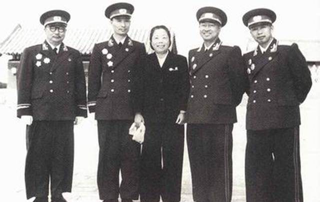 刘亚楼逝后魂归故里,混血爱妻至今健在,子女后代现状如何?