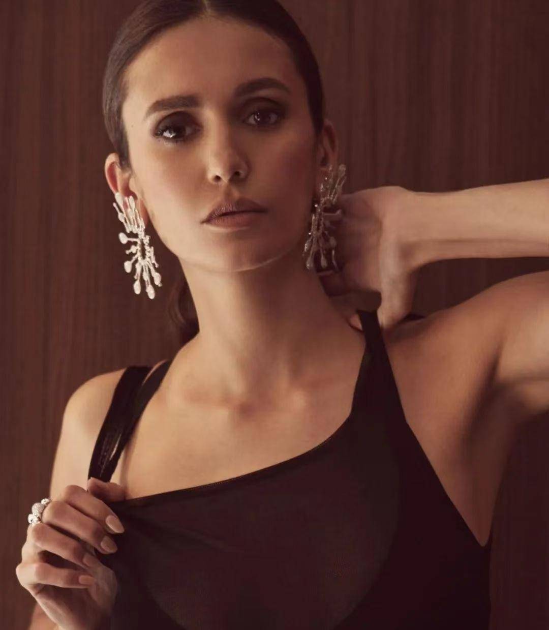 性感尤物,完美身材,妮娜·杜波夫:多面魅力的加拿大女神