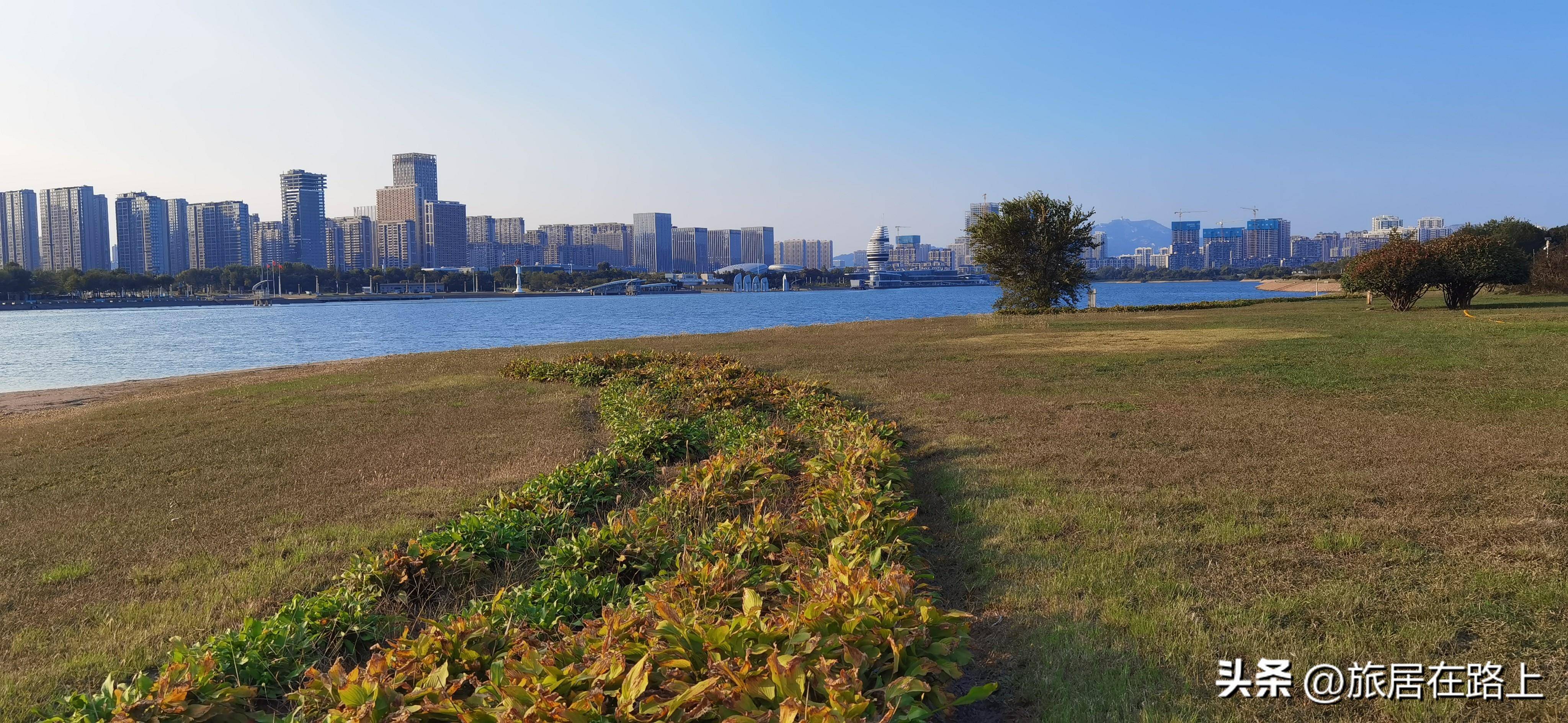 金秋十月沿泻湖骑行是种什么体验