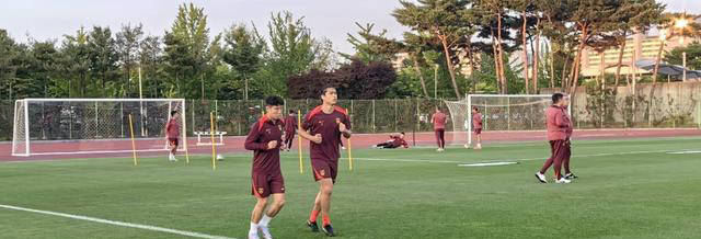 国足抵韩首训：4伤号单练，武磊膝伤成隐忧，伊万意欲调整战术-足球比赛中国队对韩国队比赛结果