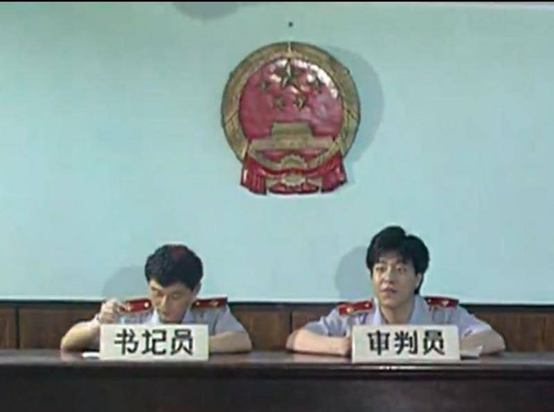 好一会儿,赵文龙才姗姗来迟.