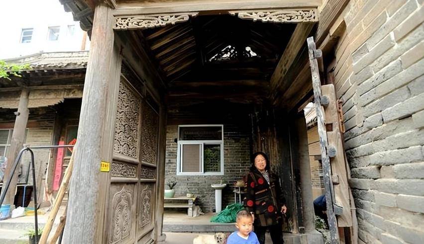中国一钉子户,补贴多少钱都不拆,专家进屋看后:可拆不得