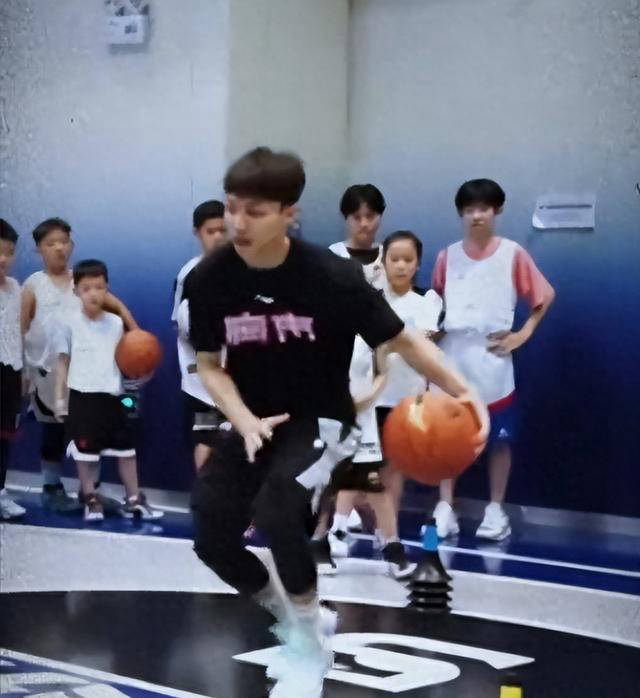 徐杰篮球训练营精彩开启 现场座无虚席 徐中锋亲自授课 杜锋送祝福