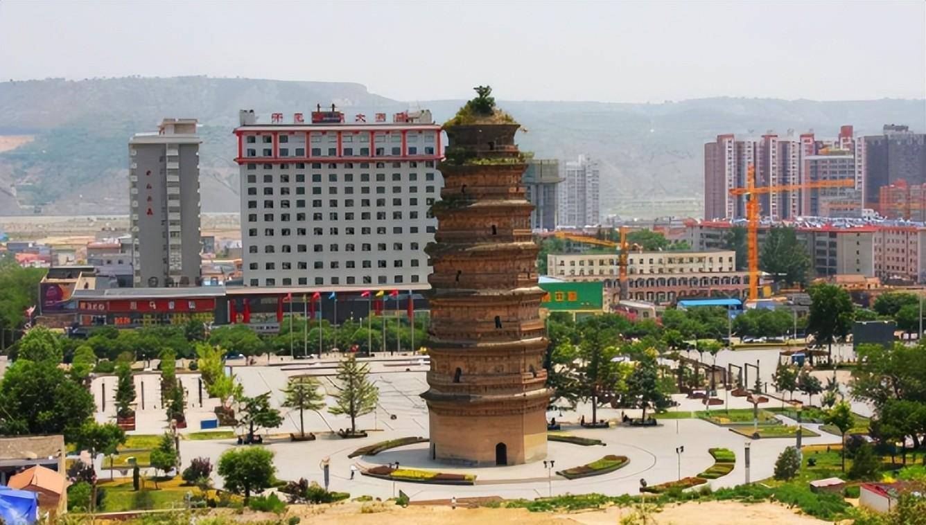 早在上世纪九十年代的时候,卫友刚的父亲就看中了这座古塔.