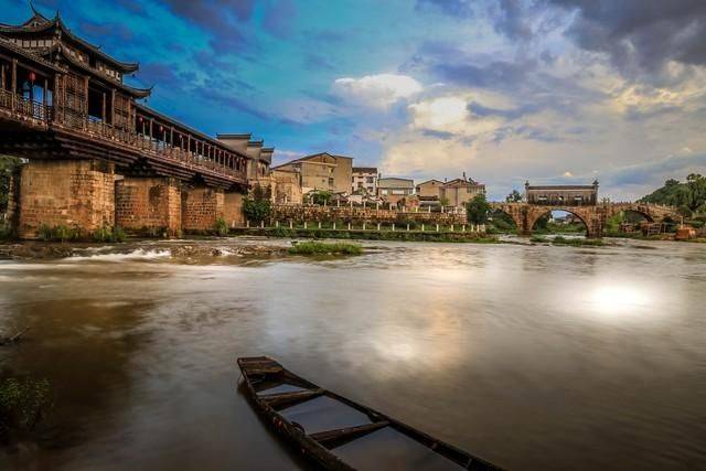 重庆秀山龙舟训练突发翻船致3死:多人没穿救生衣,官方取消赛事