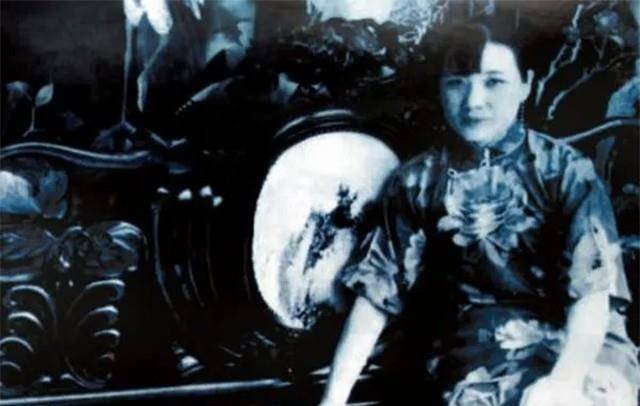 母亲兄长皆反对她的婚事,她摇身一变,将自己打造成"总统夫人"