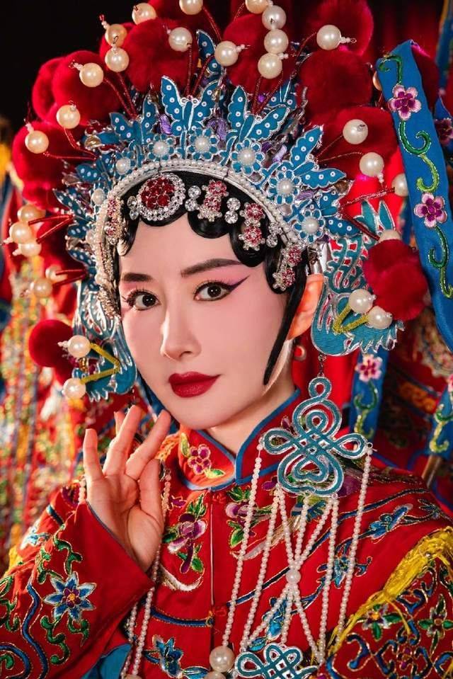 舒畅姐姐在社交媒体上发文称:"我觉得我可以出道了,化妆师畅姐出道
