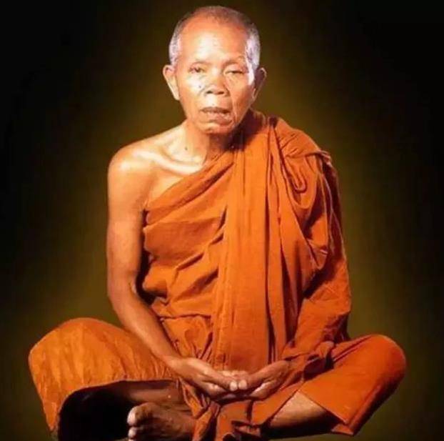 一生捐12亿,泰国传奇高僧龙婆坤,令国王下跪,送葬队伍16公里长
