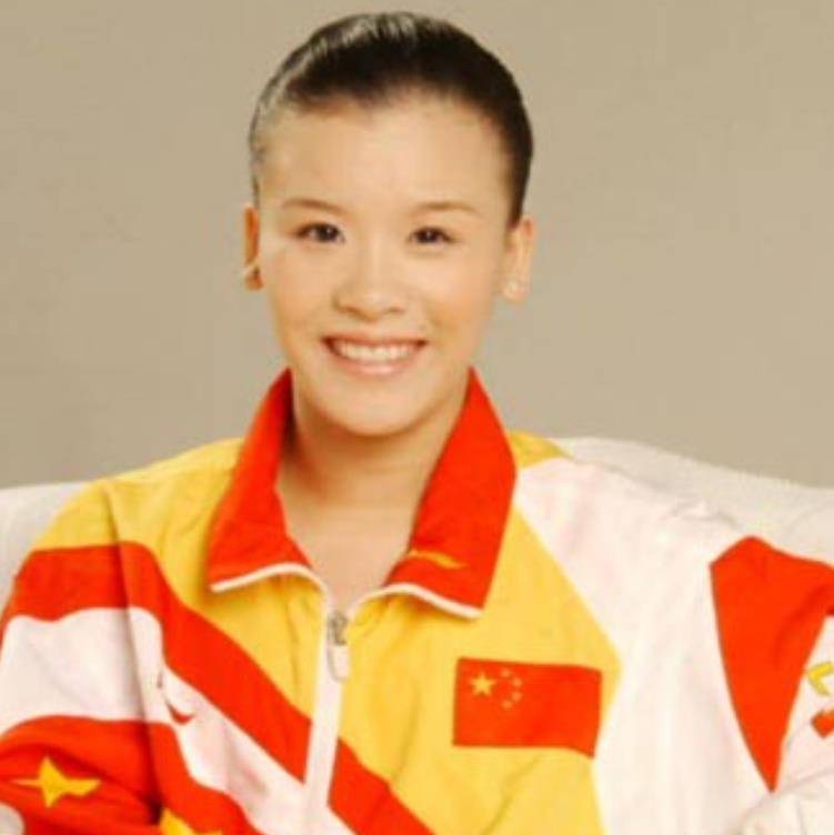 体操女孩17岁因伤截瘫,经纪人离婚守护她20年,却被骂忘恩负义_桑兰