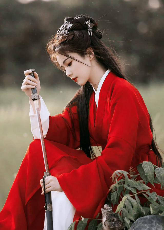 29岁女星白鹿红衣古装造型曝光!唯美可爱,演绎古典与现代融合之美