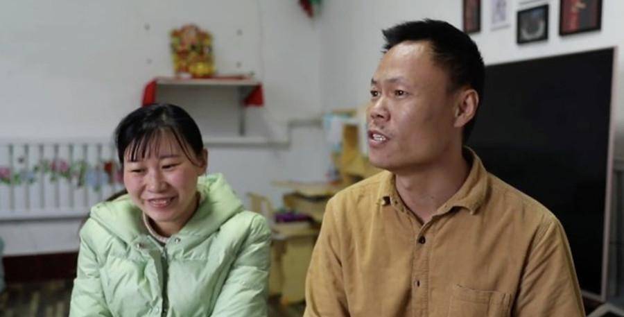 2008年,山东女孩翻墙私奔成瘫痪,小伙照顾14年,四次背她上泰山