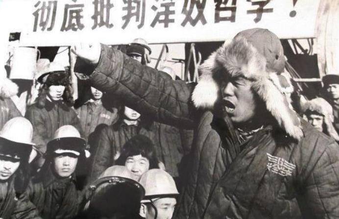 《潜伏》那句经典的"小布尔乔亚的无病呻吟",到底是什么意思?