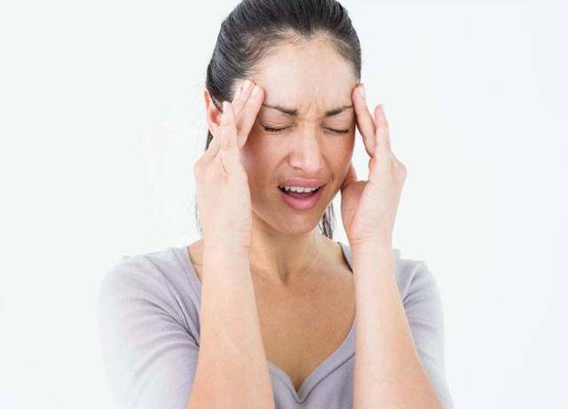 更年期综合征:随着体内的孕激素以及雌激素不断的下降,可能会出现