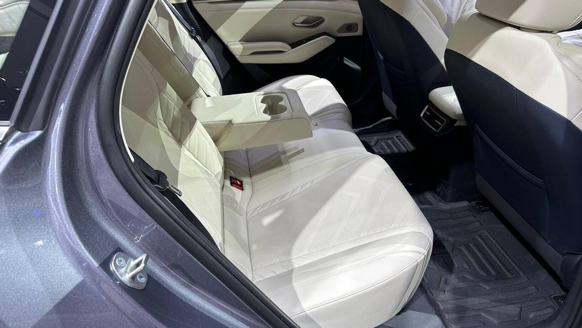 重庆车展家轿"顶流"!探馆比亚迪秦l和海豹06顶配车型