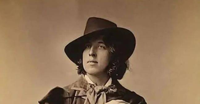 著名金句王王尔德:因生前的一句话,墓碑吸引无数少女献吻