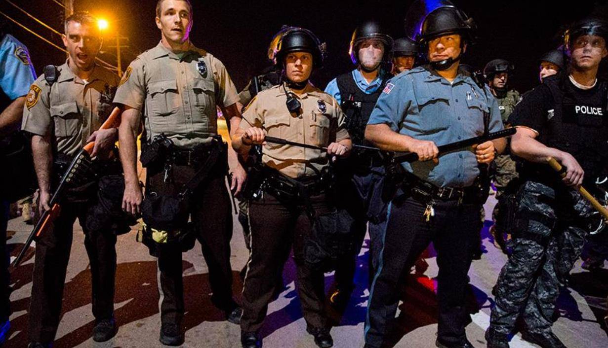 横行20年未得到审判,最终被小镇居民合谋枪杀_麦克罗伊_特雷纳_女孩