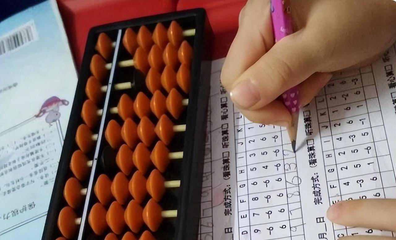 考题内容是50道10个8位数组成的混合运算,计算量之大连当时的计算机有